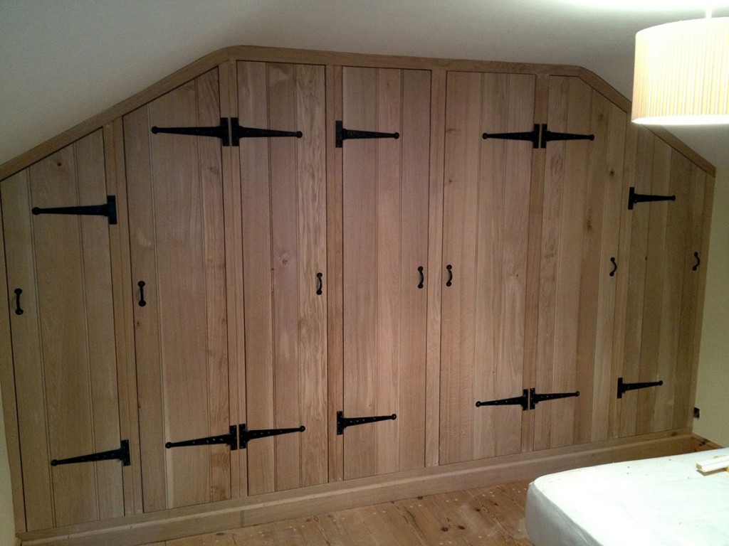 custom-fitted-solid-wooden-wardrobe-norfolk